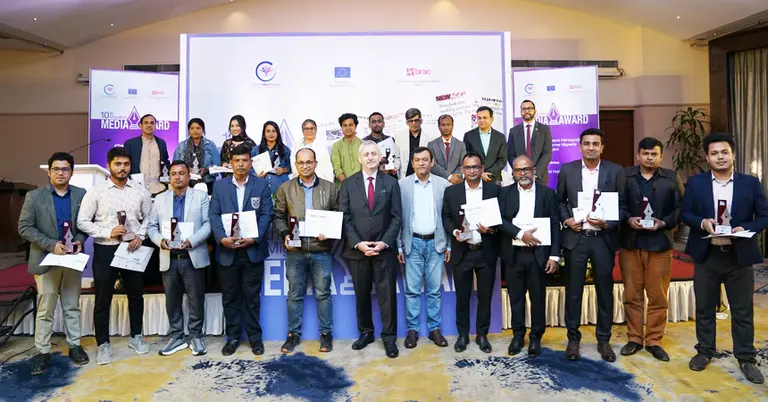 মাইগ্রেশন মিডিয়া এওয়ার্ড অনুষ্ঠানে পুরষ্কারপ্রাপ্ত সংবাদকর্মীরা